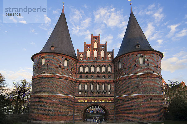 Holstentor im Abendlicht  1464-1678 errichtet  Wahzeichen und ehemals Teil der Befestigungsanlage  Lübeck  Schleswig-Holstein  Deutschland  Europa