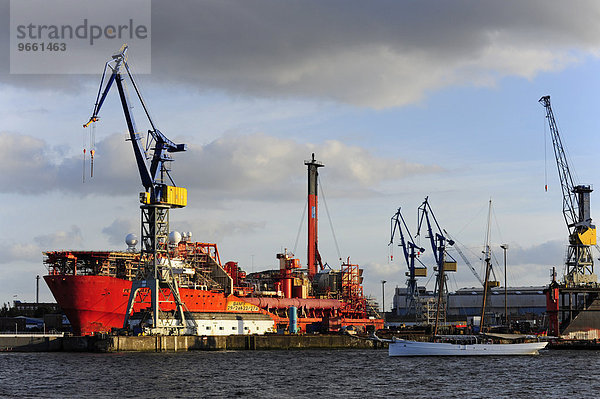 Schiff in einer Werft  Hamburger Hafen an der Elbe  Hamburg  Deutschland  Europa