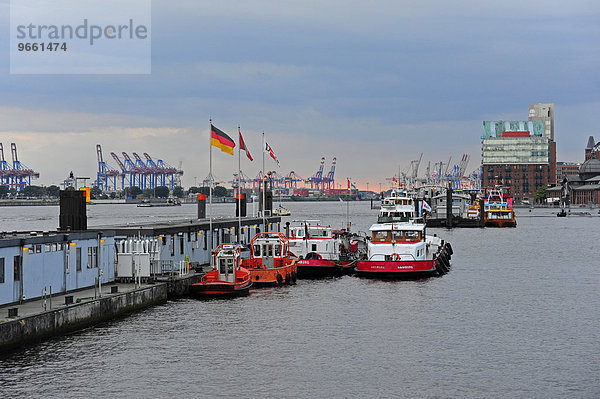 Schlepper vor St. Pauli  Hamburger Hafen an der Elbe  Hamburg  Deutschland  Europa