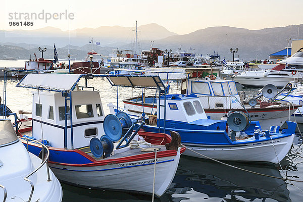 Fischerboote im Hafen  Karpathos  Dodekanes  Südliche Ägäis  Griechenland  Europa