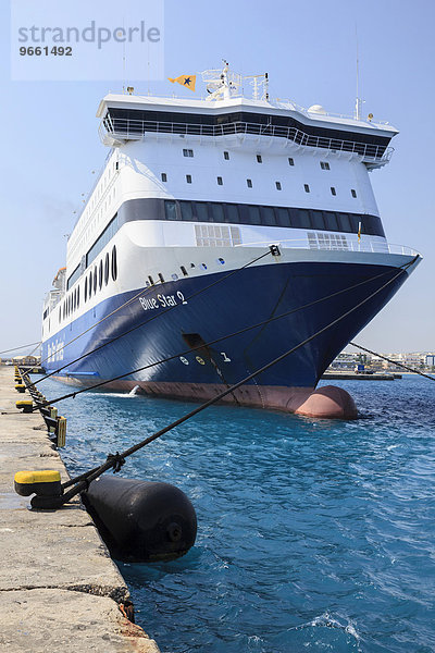 Passagierfähre Blue Star 2 im Hafen von Rhodos  Dodekanes  Südliche Ägäis  Griechenland  Europa