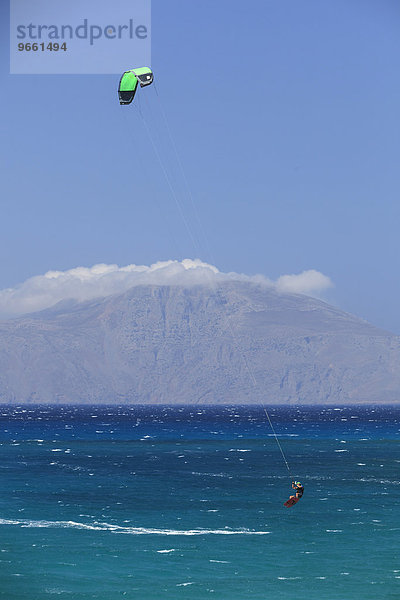 Kitesurfer im aquamarinblauen Wasser  Karpathos  Dodekanes  Südliche Ägäis  Griechenland  Europa