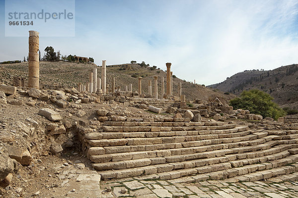 Treppe zur Byzantinischen Basilika  Ruinenstätte Pella  auch Tabaqat Fahl  Wadi Jirm el Moz  Jordantal  bei Irbid  Jordanien  Asien