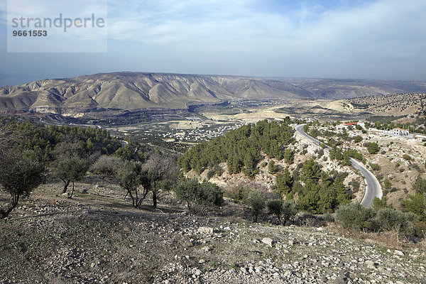 Ausblick über fruchtbares Jordantal auf Golanhöhen  antikes Gadara  Umm Qais  Jordanien  Asien