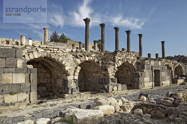 Ladenstraße  darüber Säulen von Kirchenterrasse und Hauptkirche  Basilika  antikes Gadara  Umm Qais  Jordanien  Asien