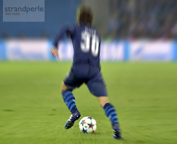Fußballer mit Ball von hinten  Wischbild  Basel  Schweiz  Europa