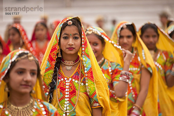 Junge Frauen in der typischen farbenfrohen Tracht der Rajasthanis beim Kamelmarkt und Viehmarkt Pushkar Mela  Pushkar  Rajasthan  Indien  Asien