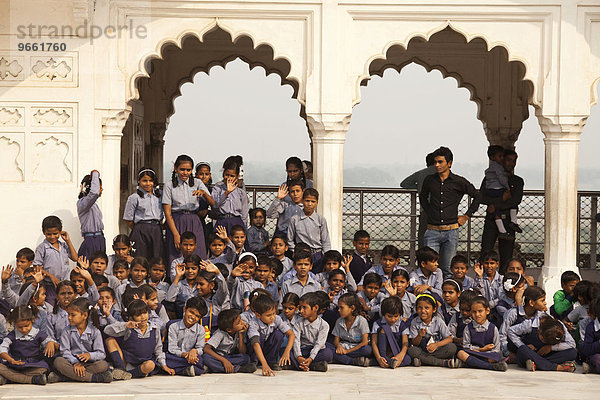 Schulklasse im Roten Fort  Agra  Uttar Pradesh  Indien  Asien
