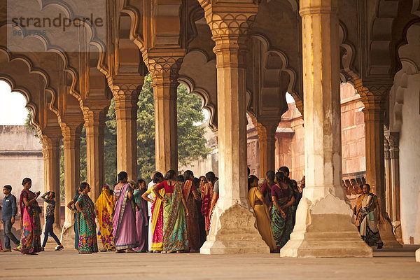 Besucher in der Säulenhalle im Roten Fort  Agra  Uttar Pradesh  Indien  Asien