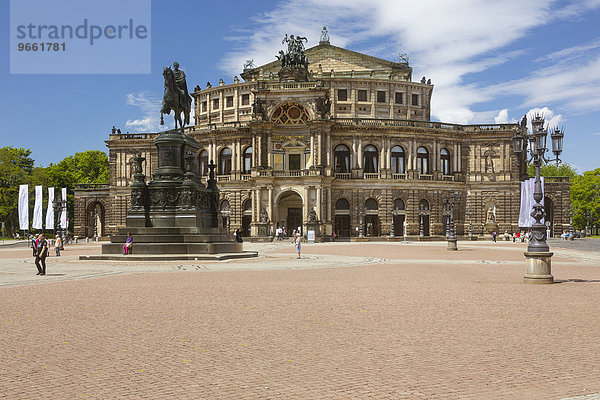 Semperoper auf dem Theaterplatz mit König-Johann-Denkmal  Dresden  Sachsen  Deutschland  Europa