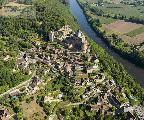 Luftbild  Burg und Dorf am Fluss Dordogne  Castelnaud-la-Chapelle  Périgord  Département Dordogne  Region Aquitanien  Südfrankreich  Frankreich  Europa