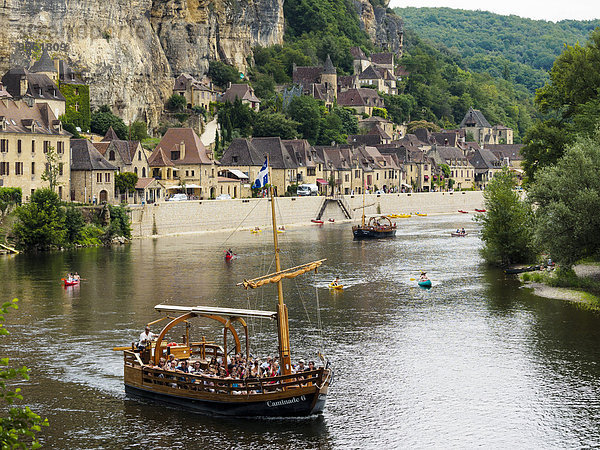 Eine Gabarre mit Touristen an Bord fährt auf dem Fluss Dordogne  bei La Roque-Gageac  Département Dordogne  Perigord  Region Aquitanien  Südfrankreich  Frankreich  Europa