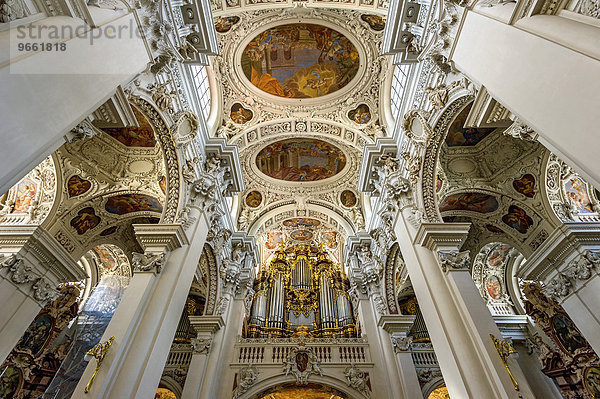 Orgel  Stuckierung und Fresken im Mittelschiff  barocker Dom St. Stephan  auch Stephansdom  Passau  Niederbayern  Bayern  Deutschland  Europa