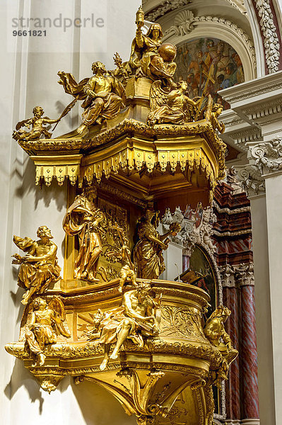 Vergoldete Kanzel im Mittelschiff  barocker Dom St. Stephan  auch Stephansdom  Passau  Niederbayern  Bayern  Deutschland  Europa