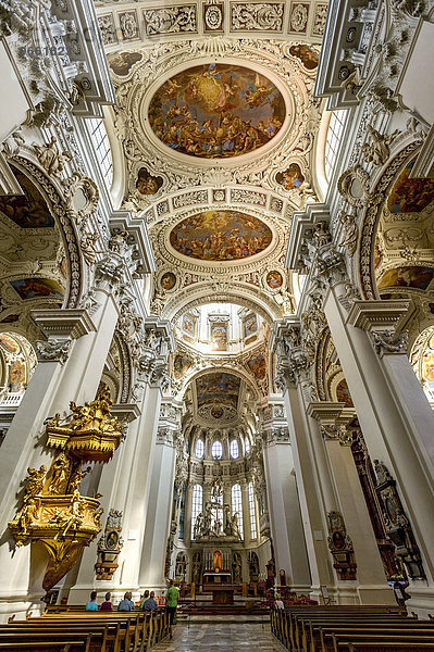 Kanzel  Stuckierung und Fresken im Mittelschiff  barocker Dom St. Stephan  auch Stephansdom  Passau  Niederbayern  Bayern  Deutschland  Europa