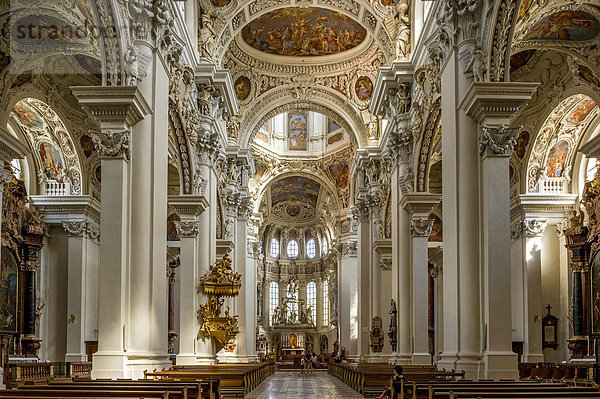 Kanzel  Stuckierung und Fresken im Mittelschiff  barocker Dom St. Stephan  auch Stephansdom  Passau  Niederbayern  Bayern  Deutschland  Europa