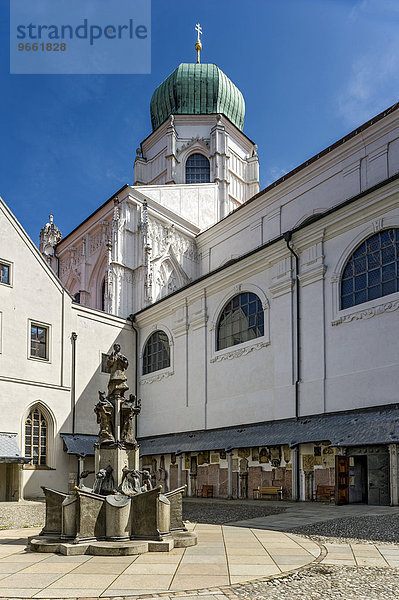 Sixtus-Kapelle links  Stephanstürmchen und Domkuppel über dem Domhof  Dom St. Stephan  Passau  Niederbayern  Bayern  Deutschland  Europa