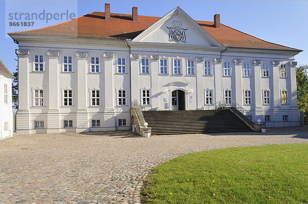 Schloss Hohenzieritz  Sitz des Nationalparkamtes Müritz  Hohenzieritz  Mecklenburg-Vorpommern  Deutschland  Europa