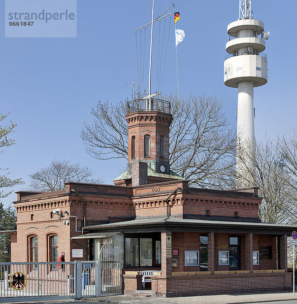 Ehemalige Signalstation von 1886 an der 1. Einfahrt zum Hafen  heute Wasser- und Schifffahrtsamt  dahinter der Radar- und Antennenturm des WSA  Wilhelmshaven  Niedersachsen  Deutschland  Europa