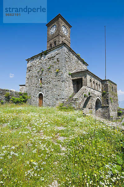Uhrturm der Burg  Altstadt  UNESCO Weltkulturerbe  Gjirokastër  Albanien  Europa