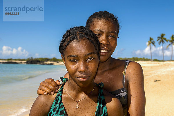 Einheimische Mädchen am Strand  Grande Comore  Komoren  Afrika