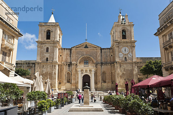 Schlichte Westfassade und zwei Kirchtürme  St. John?s Co-Cathedral  St. Johannes Co-Kathedrale  Klosterkirche Malteserorden  Altstadt  Valletta  Malta  Europa
