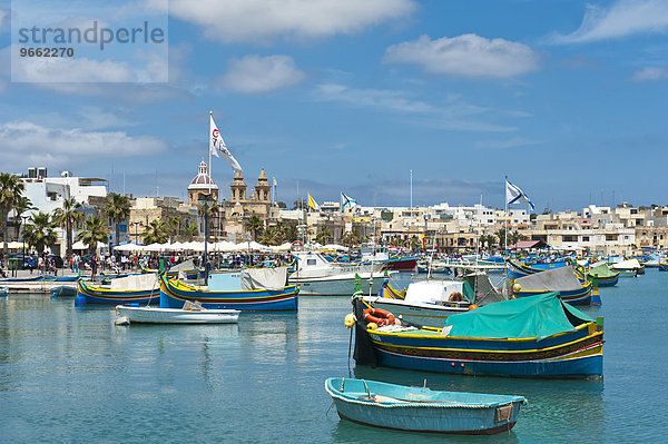 Bunt gestrichene traditionelle Fischerboote  Luzzu  Hafen von Marsaxlokk  Malta  Europa