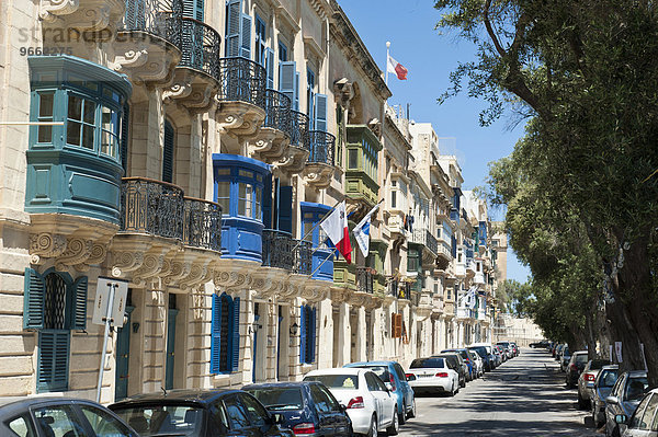 Straße mit verzierten Häuser  bunte Erker  St. Barbara Bastion  Altstadt  Valletta  Malta  Europa