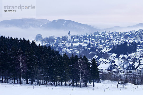 Stadtansicht mit Schnee im Winter  Winterberg  Sauerland  Nordrhein-Westfalen  Deutschland  Europa