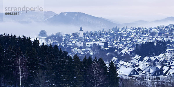 Stadtansicht mit Schnee im Winter  Winterberg  Sauerland  Nordrhein-Westfalen  Deutschland  Europa