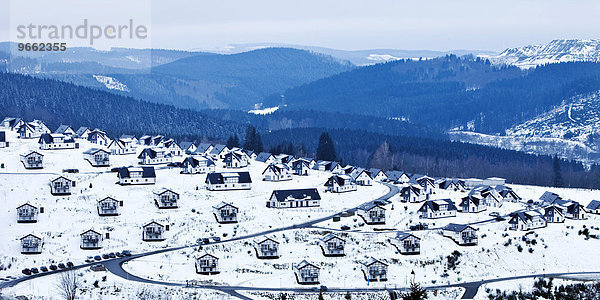 Feriensiedlung mit Schnee im Winter  Winterberg  Sauerland  Nordrhein-Westfalen  Deutschland  Europa