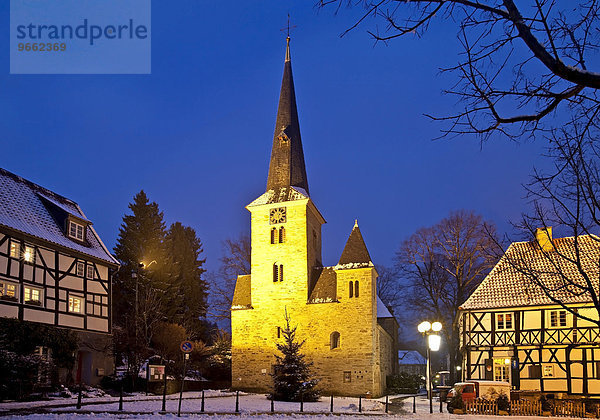Die Dorfkirche im historischen Dorfzentrum von Wengern  Stadt Wetter  Ruhrgebiet  Nordrhein-Westfalen  Deutschland  Europa
