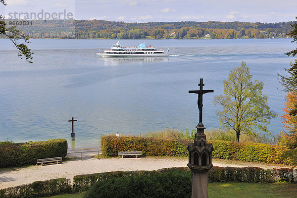 Gedenkkreuz für König Ludwig II im Starnberger See  bei Berg  Fünfseenland  Oberbayern  Bayern  Deutschland  Europa