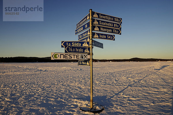 Wegweiser auf dem gefrorenen Inarisee  Lappland  Finnland  Europa