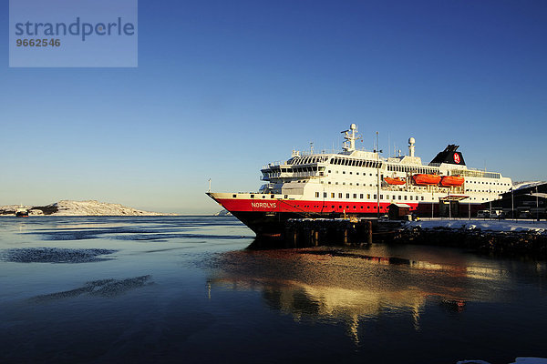 Das Hurtigruten Postschiff MS-Nordlys liegt im Hafen von Kirkenes vor Anker  Kirkenes  Finnmark  Norwegen  Europa