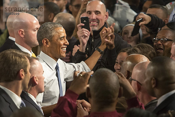 Präsident Barack Obama schüttelt Hände im Anschluss an eine Rede im Ford-Werk Michigan  um das Wiedererstarken des Automobilherstellers nach dem Rettungsplan der Regierung für die Autoindustrie aus dem Jahr 2009 zu feiern  Wayne  Michigan  USA  Nordamerika