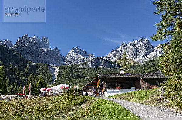 Unterhofalm mit Gosaukamm  Dachsteinmassiv  Bischofsmütze  Filzmoos  Land Salzburg  Österreich  Europa