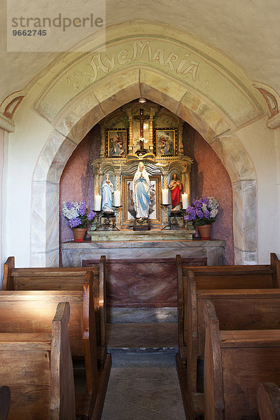 Altar mit Marienfigur  Wegkapelle  Mondseeland  Salzkammergut  Oberösterreich  Österreich  Europa