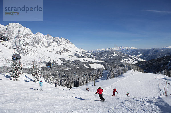 Skifahrer auf Skipiste vor Berglandschaft  Hochkönig  Skigebiet Ski Amade  Mühlbach am Hochkönig  Land Salzburg  Österreich  Europa