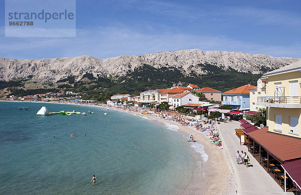 Promenade und Badestrand von Baska  Krk  Kvarner-Bucht  Adria  Kroatien  Europa