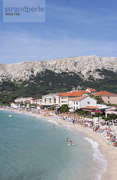 Promenade und Badestrand von Baska  Krk  Kvarner-Bucht  Adria  Kroatien  Europa