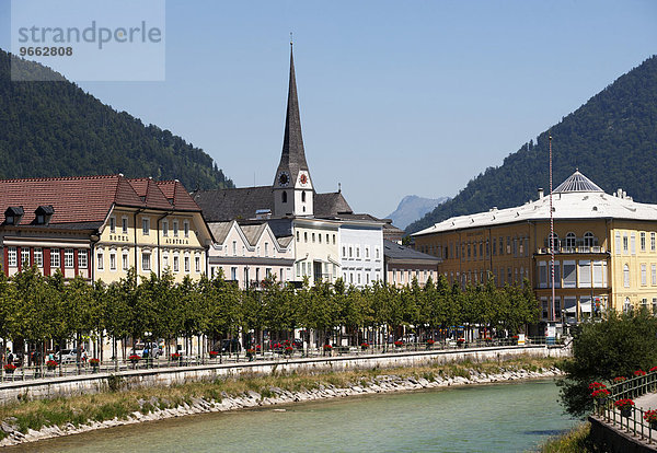 Promenade mit Pfarrkirche  Fluss Traun  Bad Ischl  Salzkammergut  Oberösterreich  Österreich  Europa