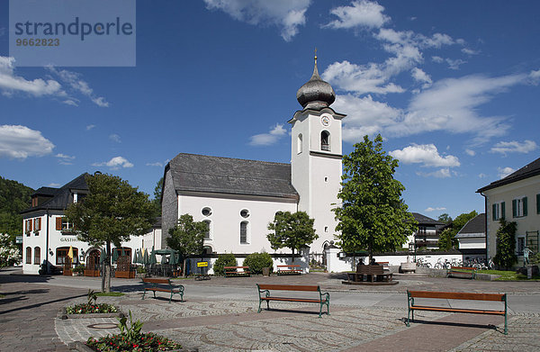 Marktplatz mit Pfarrkirche  Strobl am Wolfgangsee  Salzkammergut  Land Salzburg  Österreich  Europa