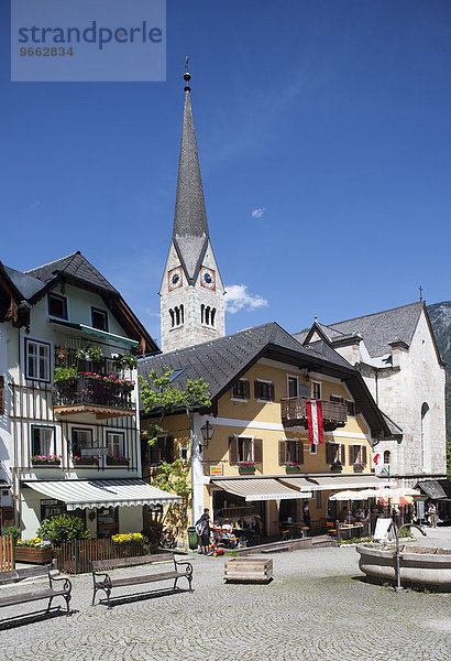 Marktplatz mit Evangelischer Kirche  Hallstatt  Salzkammergut  Oberösterreich  Österreich  Europa