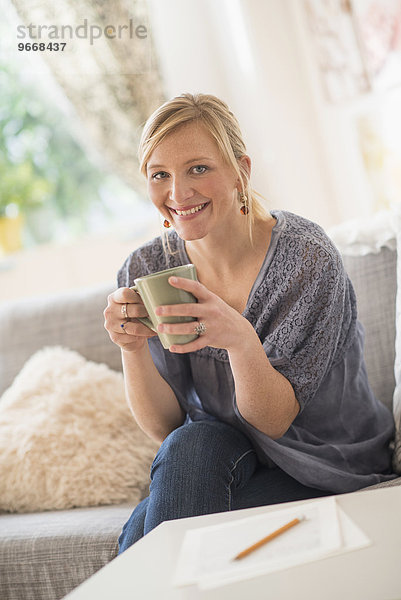 sitzend Frau Couch trinken Kaffee