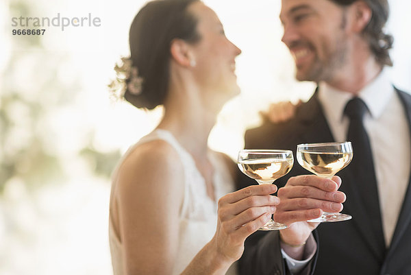 Braut Bräutigam zuprosten anstoßen Champagner