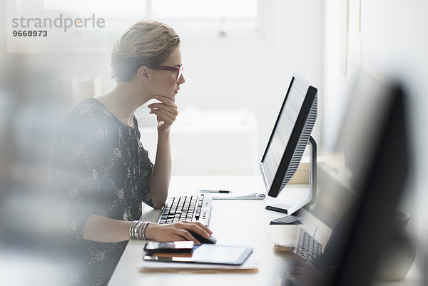 Frau Computer Büro arbeiten Ansicht Schreibtisch Seitenansicht Business