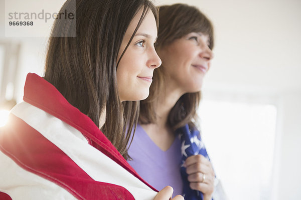 Jugendlicher Fahne amerikanisch 4 Mädchen Juli umwickelt