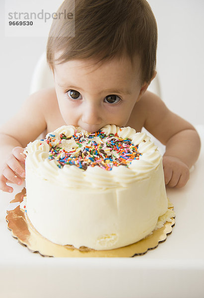 Geburtstag Kuchen essen essend isst Mädchen Baby