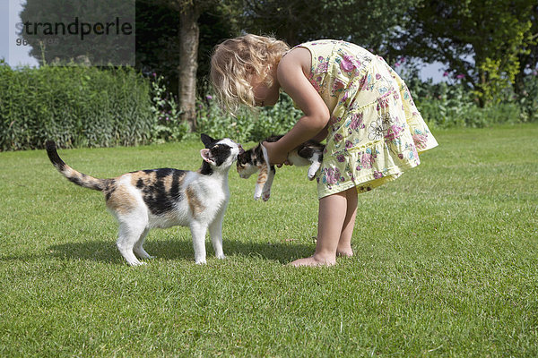 klein Garten Mädchen spielen